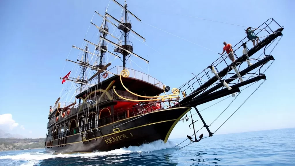 Ship tour in Kemer